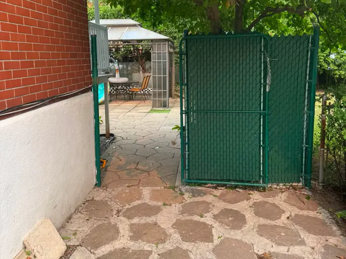 Passage et barrière dégagés, branches relevées au-dessus de la clôture.