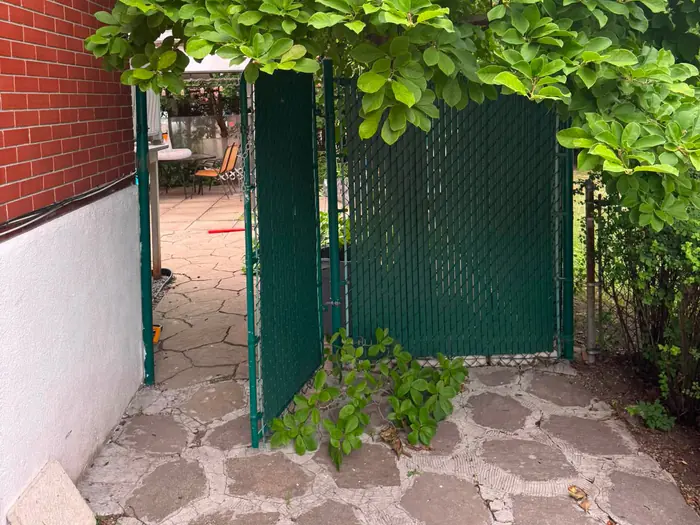 Passage et barrière dégagés, branches relevées au-dessus de la clôture.